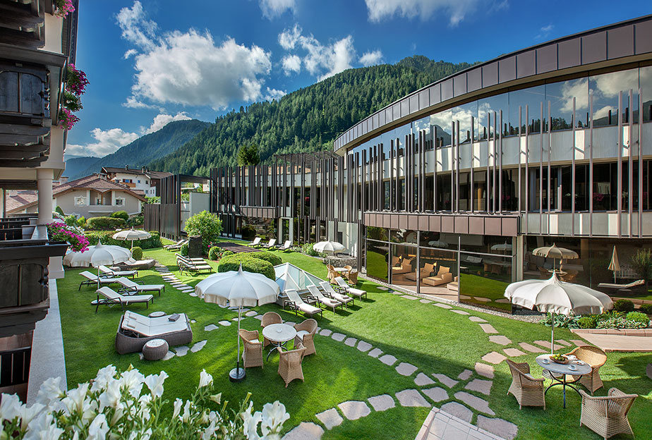 hotel-Gardena-Grodnerhof-exterior-shot
